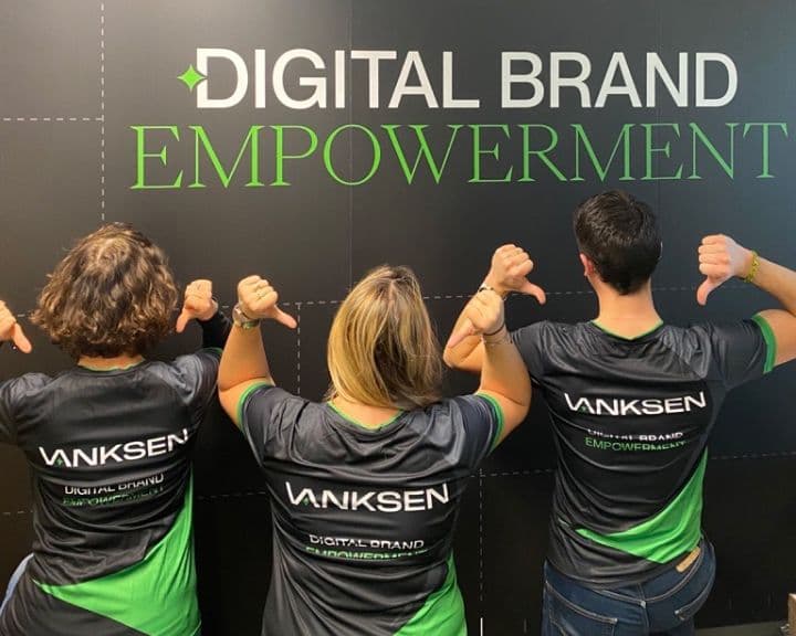 Collaborateurs portant un t-shirt Vanksen / Employees wearing a Vanksen's t-shirt